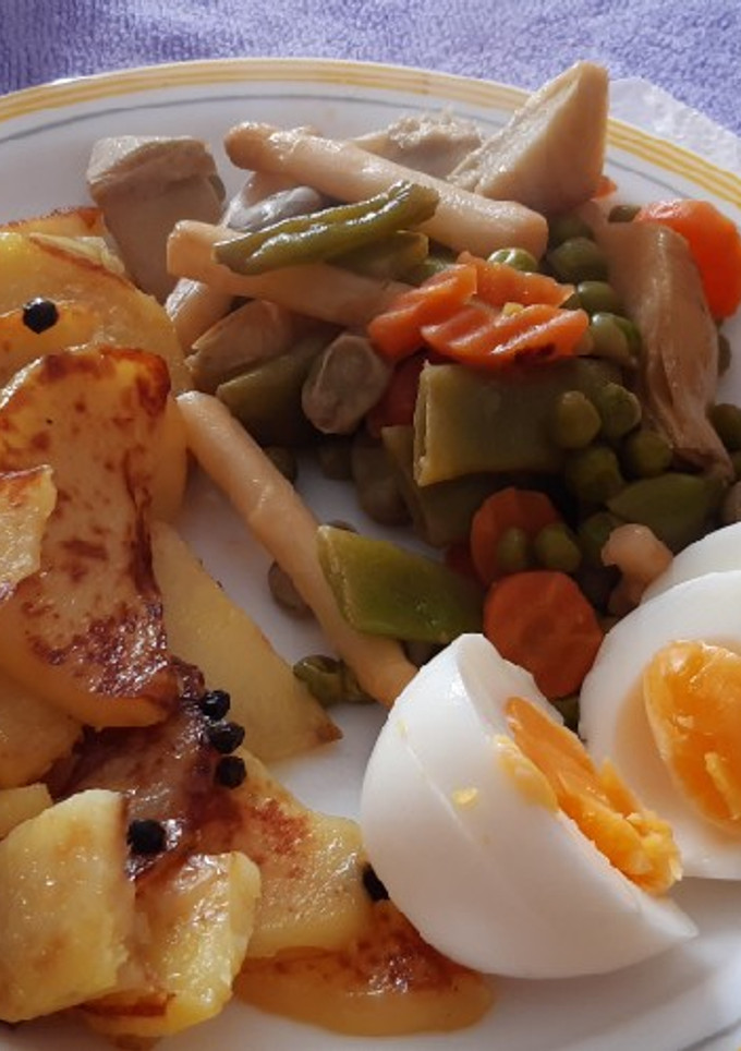 Una foto de Almuerzo rápido, light, saludable, menestra, papas y huevo