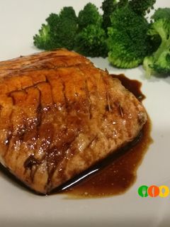 Una foto de Salmón con salsa de soja