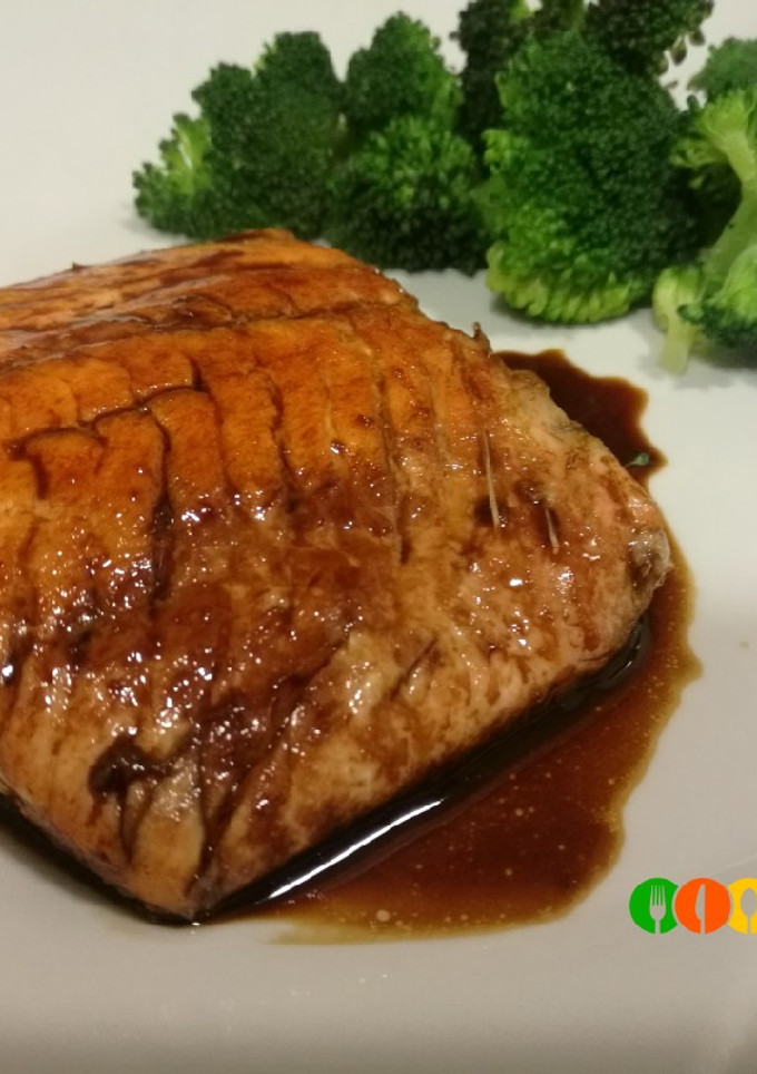 Una foto de Salmón con salsa de soja