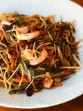 Mì xào Yakisoba cho bữa trưa làm việc ở nhà