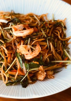 Hình của món Mì xào Yakisoba cho bữa trưa làm việc ở nhà.