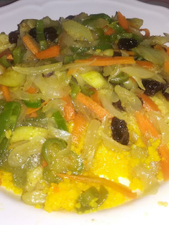 Una foto de Couscous meloso, con pasas y verduras