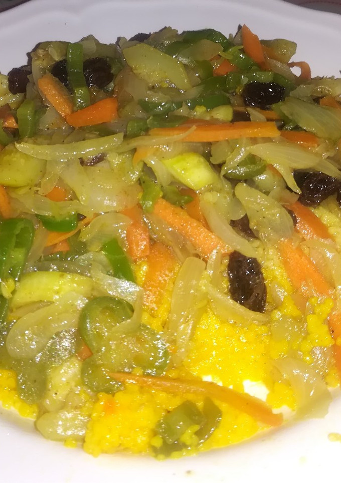 Una foto de Couscous meloso, con pasas y verduras