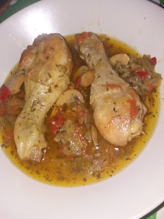 Una foto de Muslos de pollo con salsa 🍗