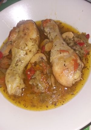 Una foto de Muslos de pollo con salsa 🍗