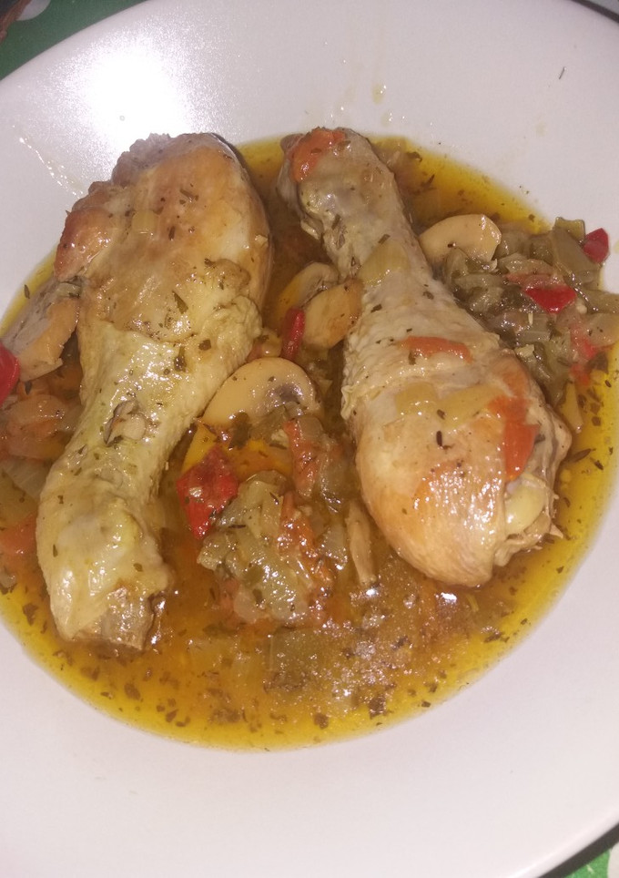Una foto de Muslos de pollo con salsa 🍗