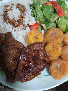 Una foto de Hígado de res con plátano dulce