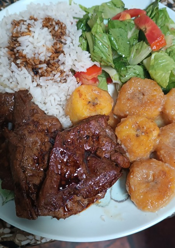 Una foto de Hígado de res con plátano dulce