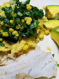 Una foto de Filete de pescado con ensalada de espinaca