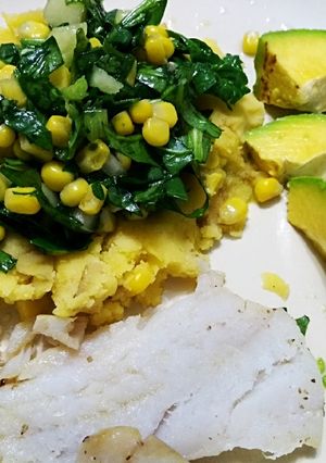 Una foto de Filete de pescado con ensalada de espinaca