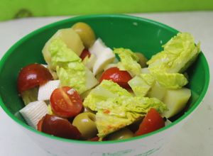 Una foto de Ensalada de queso fresco y cherris