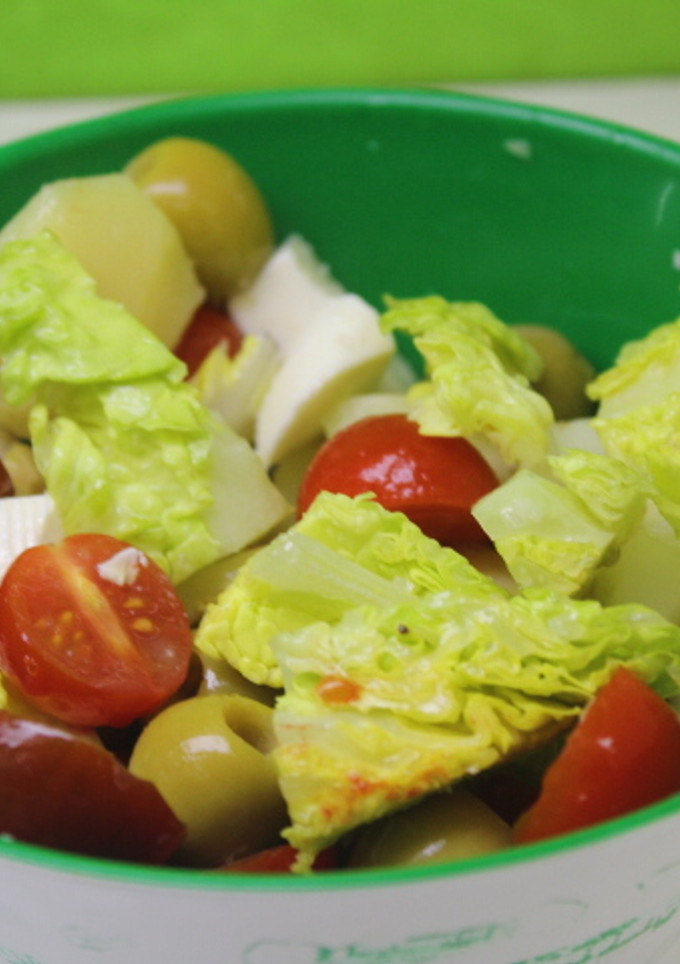 Una foto de Ensalada de queso fresco y cherris