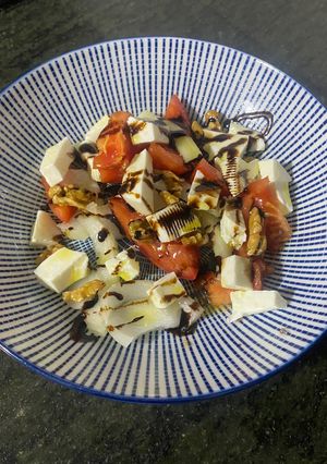 Una foto de Ensalada 🥗 de tomate y queso fresco
