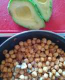 Garbanzos salteados con shiitake, ajos y aguacate fresco
