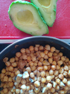 Una foto de Garbanzos salteados con shiitake, ajos y aguacate fresco
