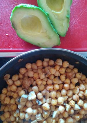 Una foto de Garbanzos salteados con shiitake, ajos y aguacate fresco