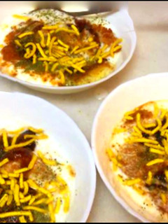आलू टिकिया चाट (Aloo tikiya chaat recipe in Hindi) रेसिपी मुख्य फोटो