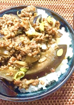Foto di Piatto Unico Piccante e Agrodolce, “Piri-Kara 🌶 Donburi” di Melanzana e Macinato di Suino🇯🇵