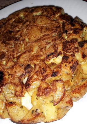 Una foto de Tortilla rellena de jamón y queso 😋