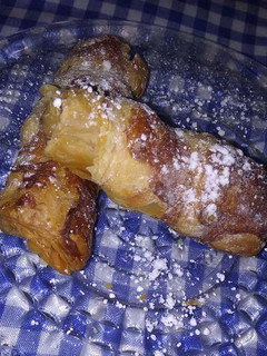 Una foto de Cannolis de crema a la canela
