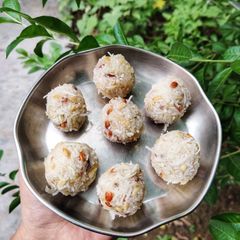 A picture of Coconut ladoos.