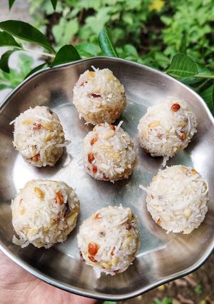 A picture of Coconut ladoos.