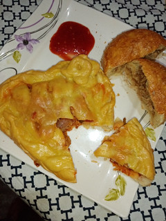 A picture of Pizza pie And stuffed bun in pateela 🍕🙂.