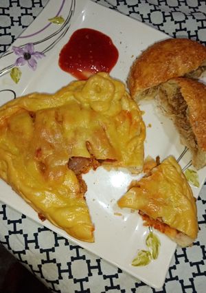 A picture of Pizza pie And stuffed bun in pateela 🍕🙂.