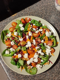 Una foto de Ensalada de queso de cabra con tomates