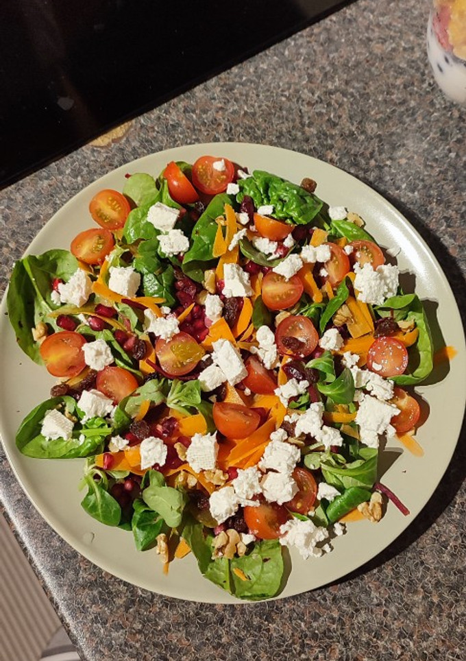 Una foto de Ensalada de queso de cabra con tomates