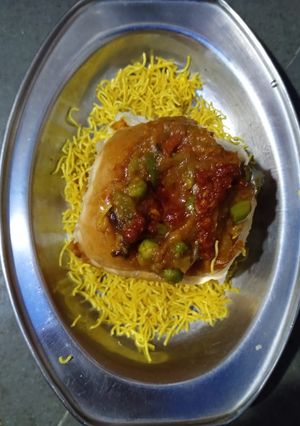 બોમ્બે સ્ટાઇલ પાઉં(bombay style pav recipe in Gujarati) રેસીપી મુખ્ય ફોટો