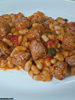 Una foto de Alubias blancas salteadas con salchichas y verduras
