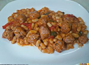 Foto principal de Alubias blancas salteadas con salchichas y verduras