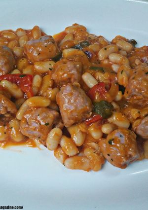 Foto principal de Alubias blancas salteadas con salchichas y verduras