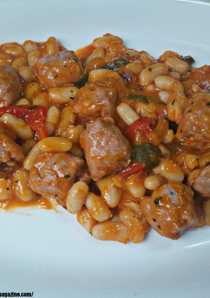 Una foto de Alubias blancas salteadas con salchichas y verduras