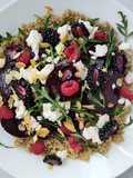 Buraki na quinoa z serem feta, migdałami i leśnymi owocami