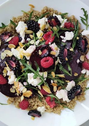Zdjęcie przepisu Buraki na quinoa z serem feta, migdałami i leśnymi owocami.