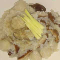 Una foto de โจ๊กเห็ดหอมใส่ลูกชิ้น (Shiitake Mushroom and Meatball Congee)