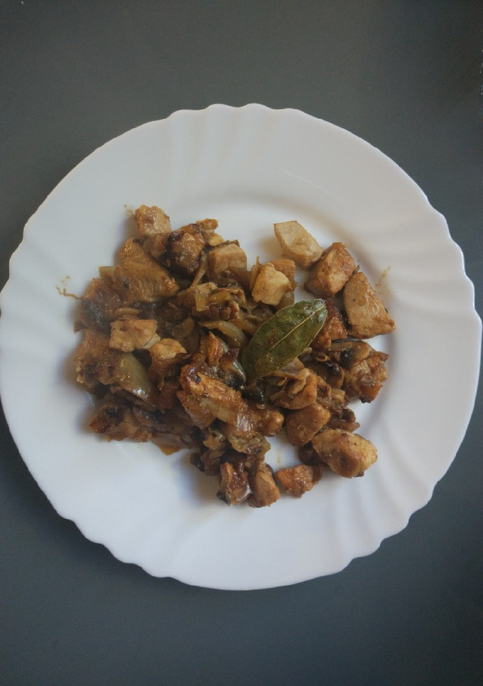 Una foto de Pollo con champiñones