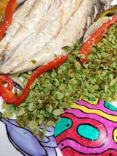 Una foto de Caballa al horno con verduras y arroz verde vietnamita