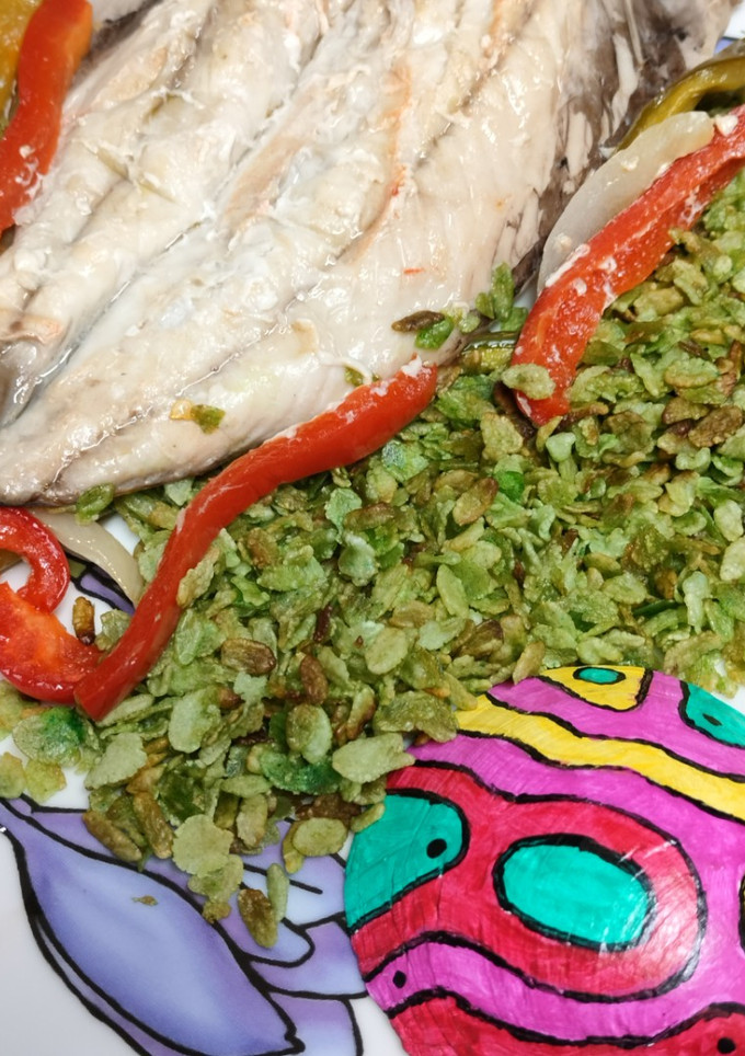 Una foto de Caballa al horno con verduras y arroz verde vietnamita