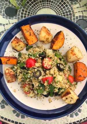 Una foto de Tabbouleh con freekeh