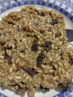 Una foto de Risotto cremoso con hongos de pino y puré de calabaza