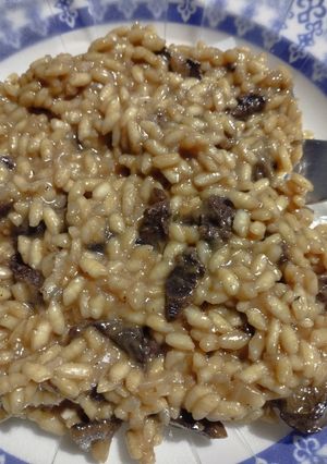 Una foto de Risotto cremoso con hongos de pino y puré de calabaza