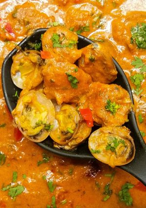A picture of Stuffed clams gravy.