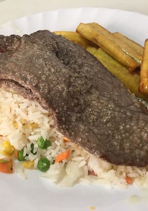Una foto de Arroz con carne y tajadas