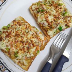 A picture of Chicken Pizza bread.
