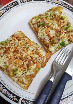A picture of Chicken Pizza bread.