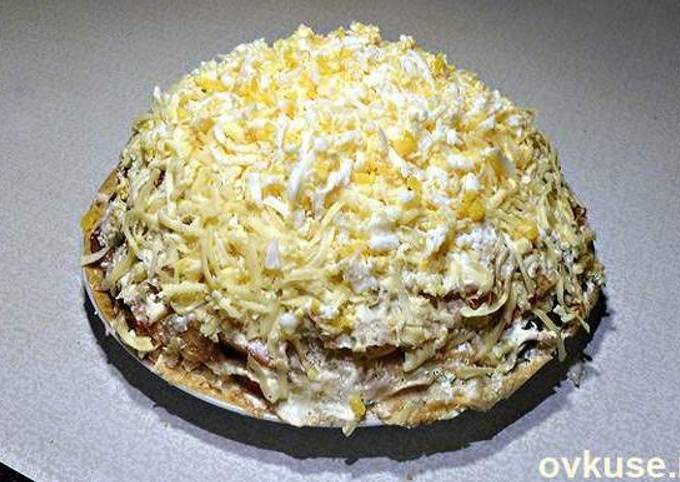 Закусочный блинный торт с курицей и грибами