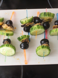 Una foto de Aperitivo de pepino con mejillones y aceitunas
